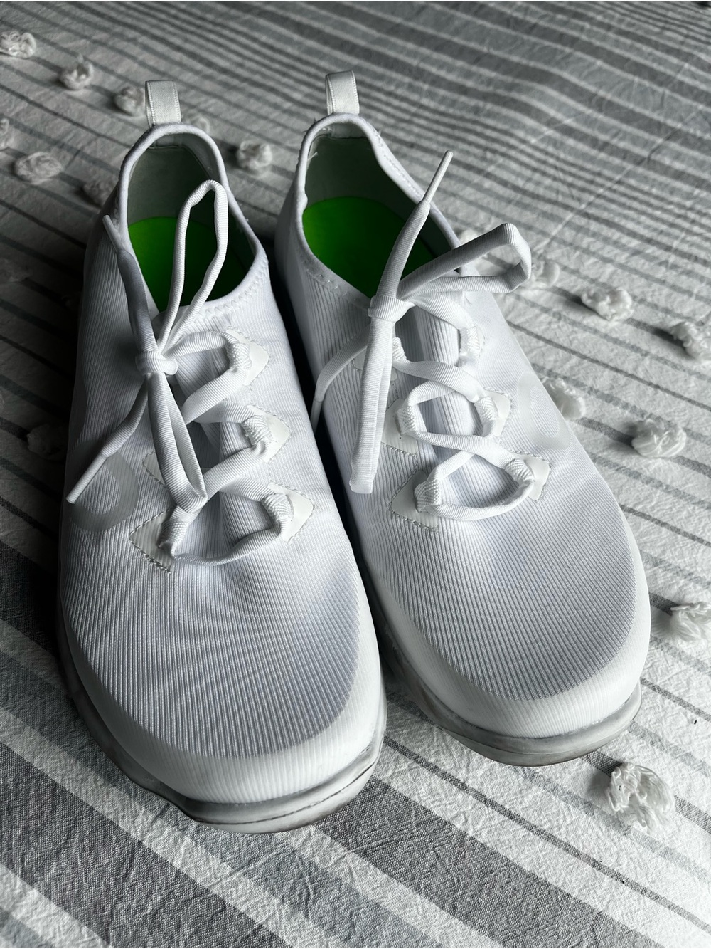 OOFOS Women’s White OOmg Sport LS Low Sneakers in Size 8.5